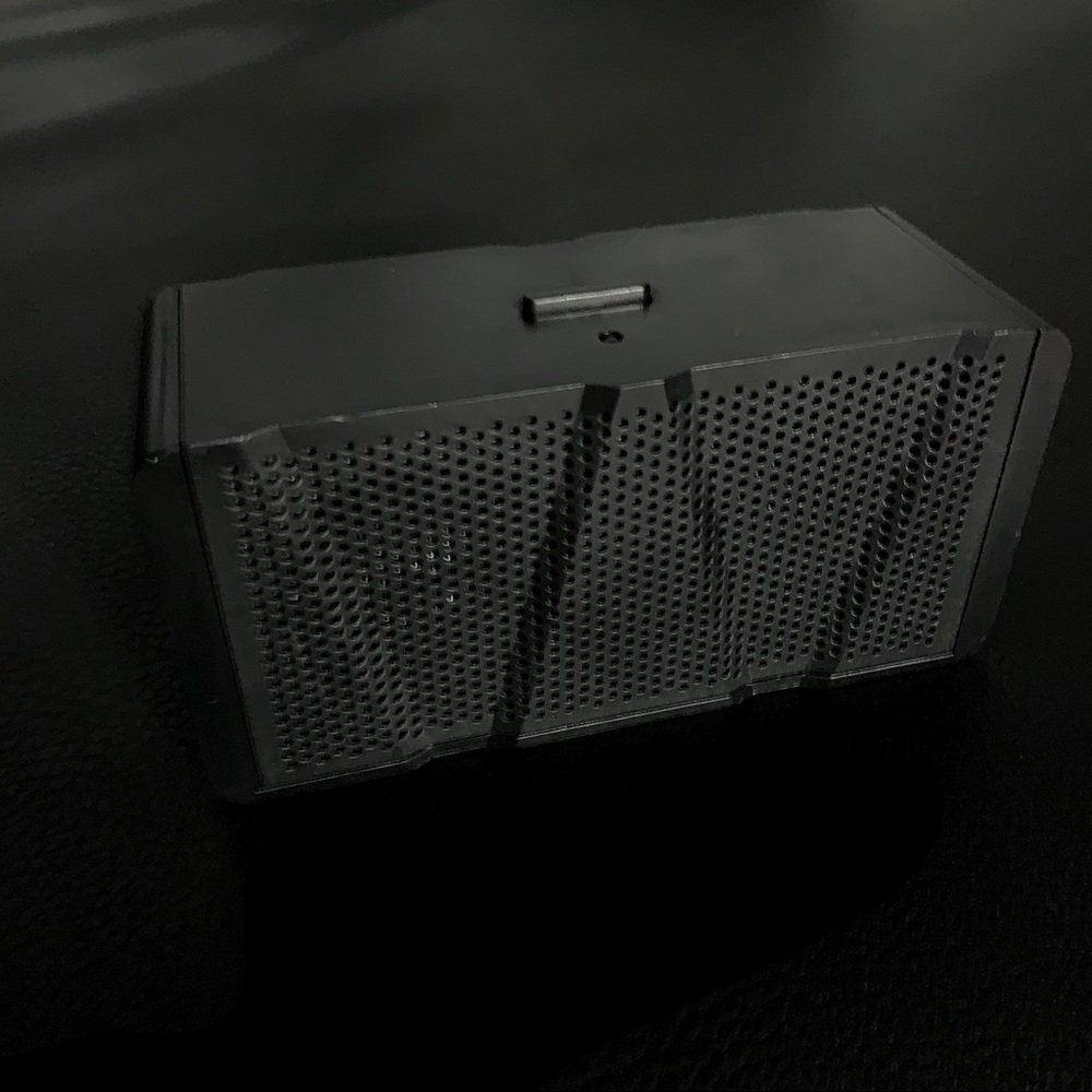 BLACK SPEAKER WITH AUDIO JACK